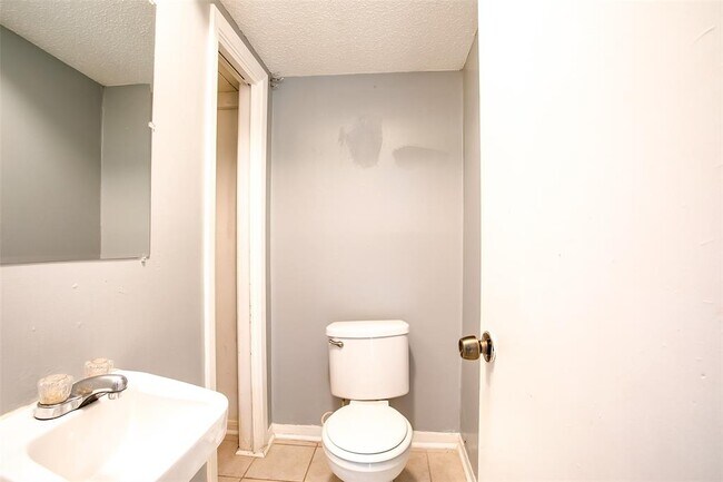 Building Photo - 2215 Mission Hill Dr