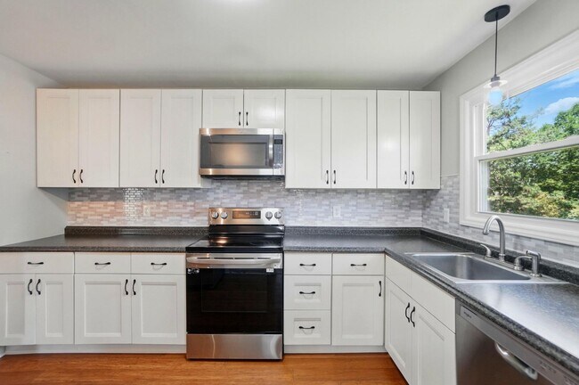 Building Photo - Renovated Gem in Gastonia with Walkout Basement & Spacious Backyard