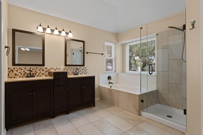 Building Photo - 2104 Lobelia Dr