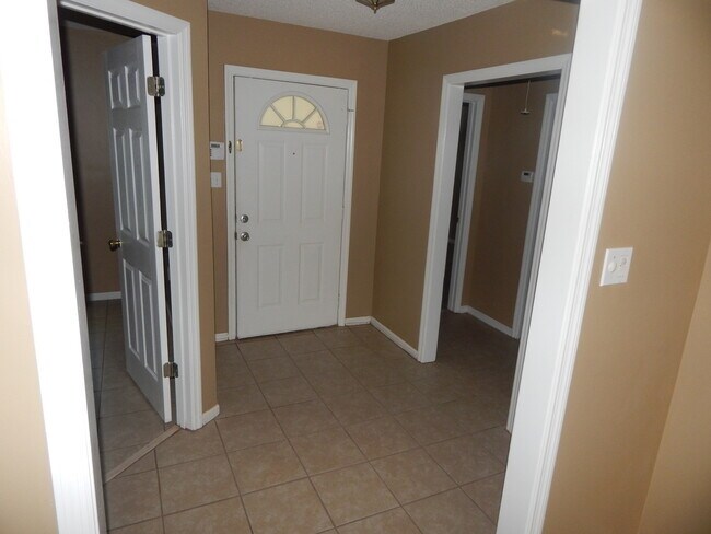 Building Photo - 3 Bedroom Home in the Hamilton Point Subdivision