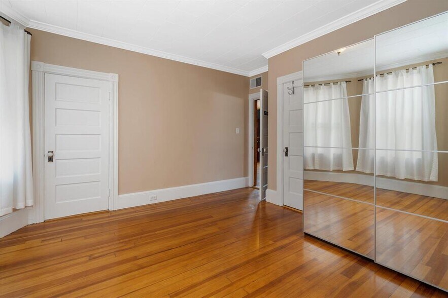 Primary bedroom - 33 Krakow Ave