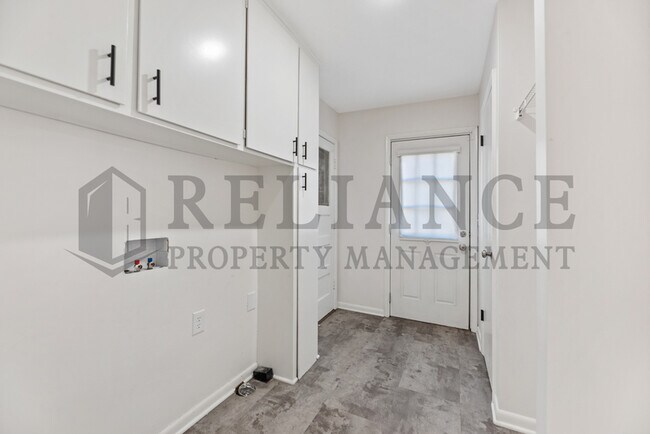 Building Photo - 900 N Brownthrush Ln