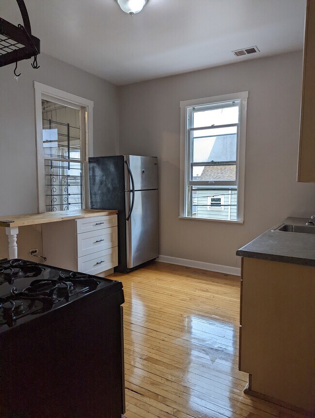 Building Photo - 3448 W Drummond Pl