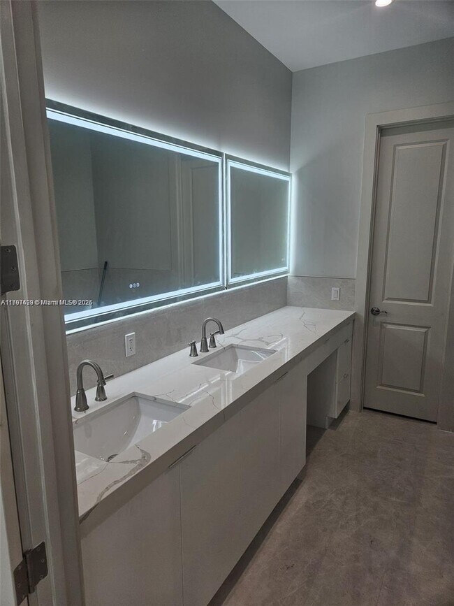 Building Photo - 8410 SW 65th Ave