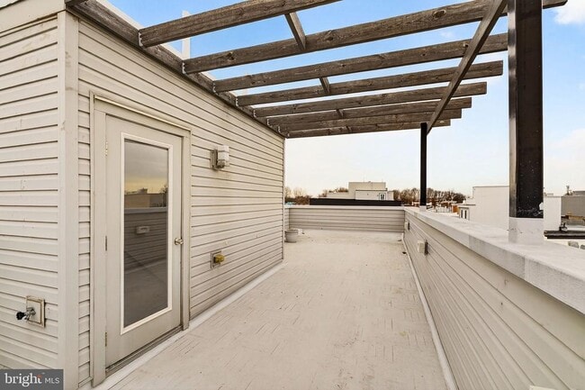 Building Photo - 2528 E Albert St