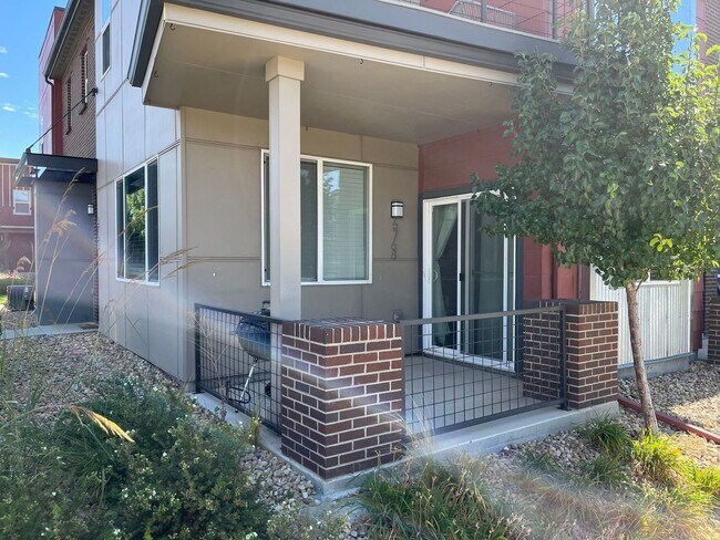 Building Photo - Spacious 3 Bed / 2.5 Bath Home with Dual Balconies