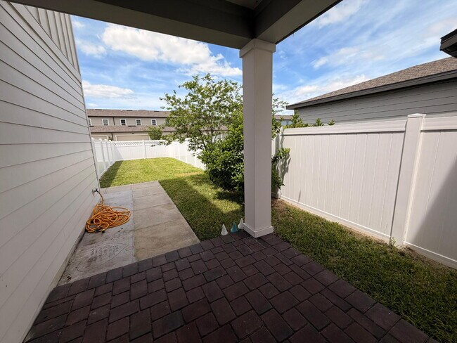 Building Photo - "Spacious 3-Bedroom Retreat in Winter Garden - 5520 Sq Ft of Comfort!"