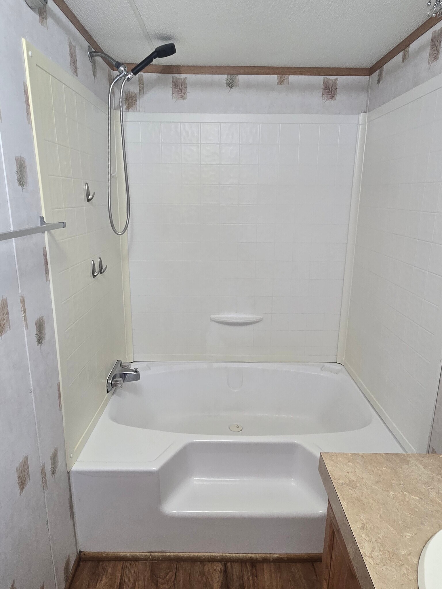 Garden tub - 7275 Old Madisonville Rd