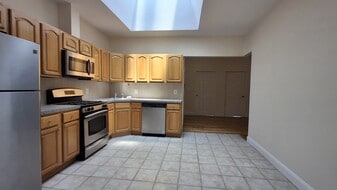 Building Photo - 514 25th St
