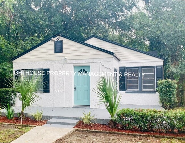 Building Photo - Fully Renovated & Cozy 3 Bed/2 Bath with F...