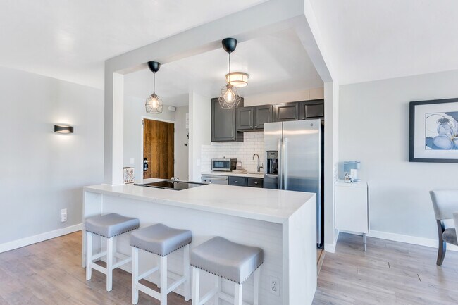 Building Photo - 700 E 200 S