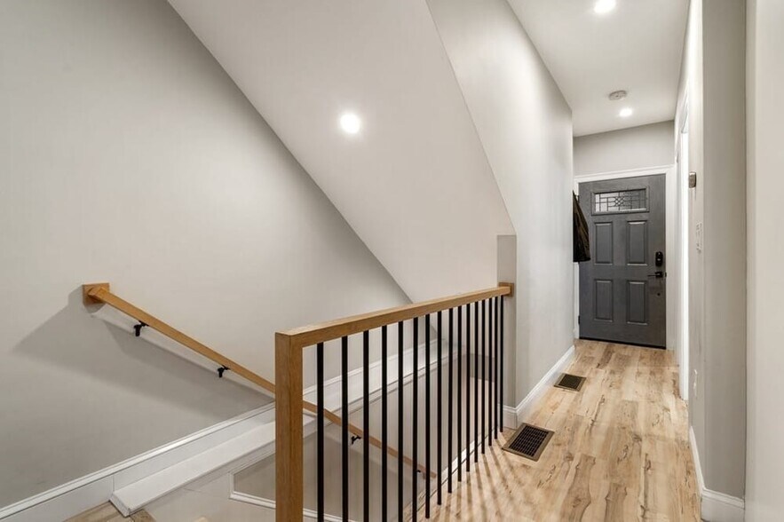 Building Photo - 142 W 8th St