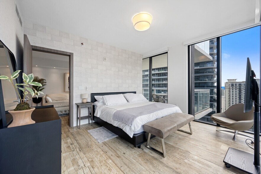 Building Photo - 1010 Brickell Ave