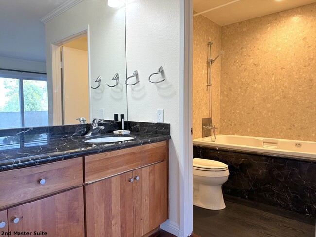 Building Photo - Spacious 3-Bedroom Condo for Rent in UTC –...