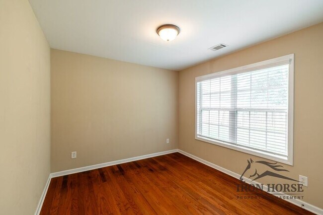 Building Photo - 285 Finch Way