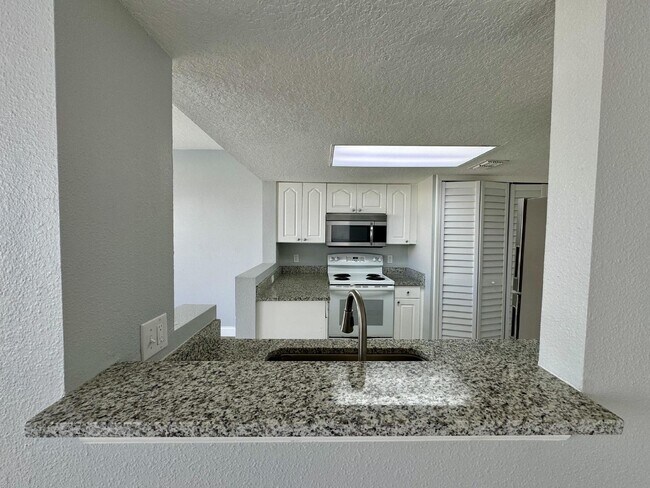 Building Photo - Contemporary Townhome for Rent in Davenpor...