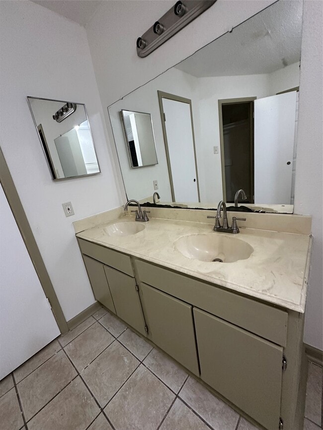 Building Photo - 13139 Pebblewalk Cir S