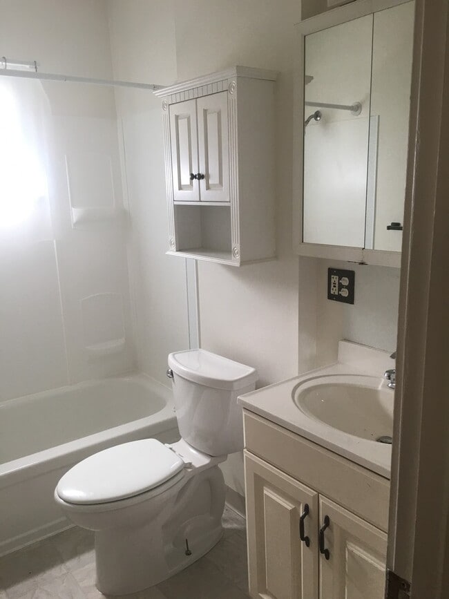 Building Photo - Central Air 2 Bedroom