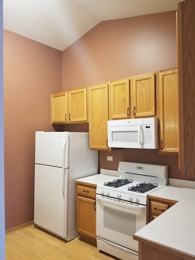 Building Photo - North Naperville Two Bedroom