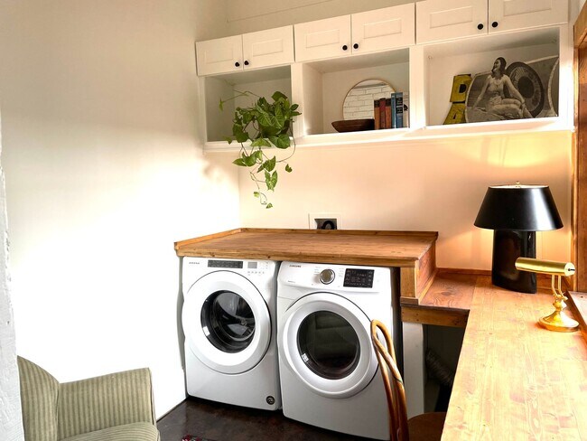 Building Photo - Renovated Historic One Bedroom Apartment D...