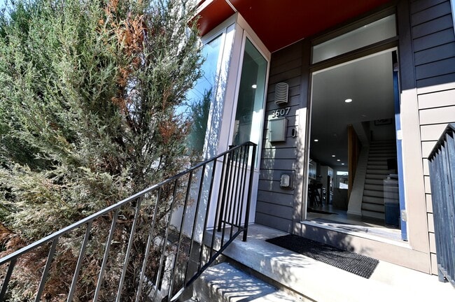 Building Photo - 3607 Charlotte St