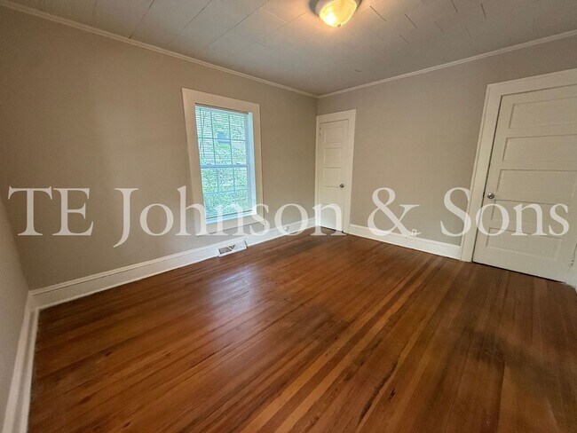 Building Photo - Charming 2 Bedroom Home with Rocking Chair Front Porch Near Downtown Winston-Salem