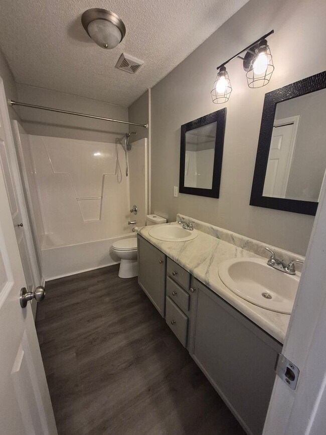 Building Photo - NEW LISTING!!!!!