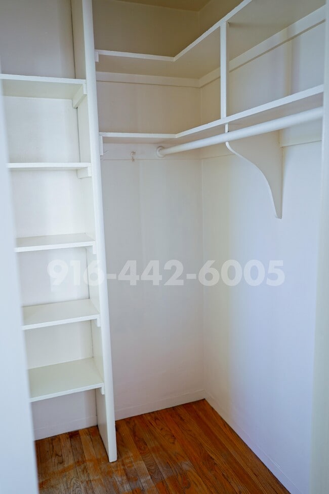 Building Photo - Kenwood Apartments 2426