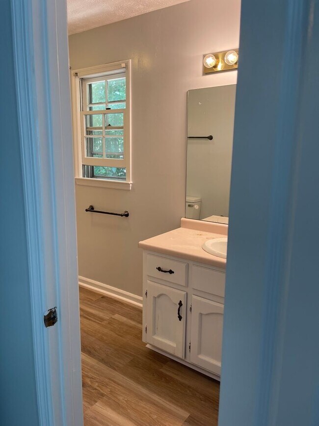 Building Photo - Westwood Hills! 3 BR 2 1/2 Bath home off M...