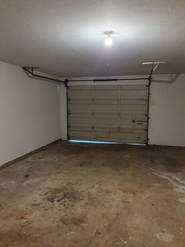Building Photo - 3 bedroom duplex
