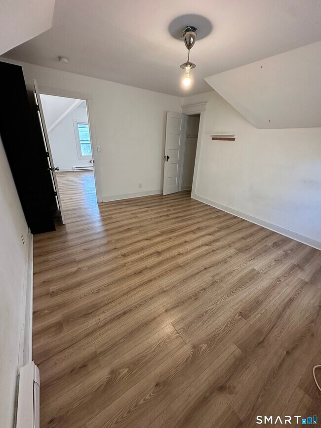 Building Photo - 27 E 9th St