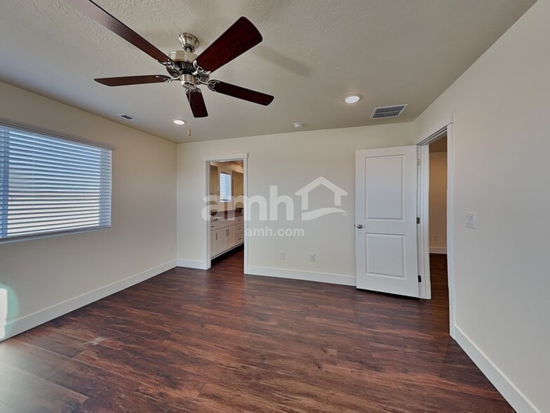 Building Photo - 2980 N Vigo Ave