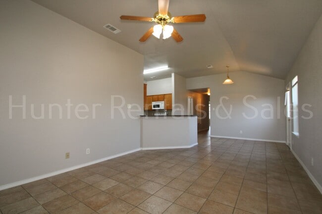 Building Photo - Modern Comforts & Great Location – Elms Ru...