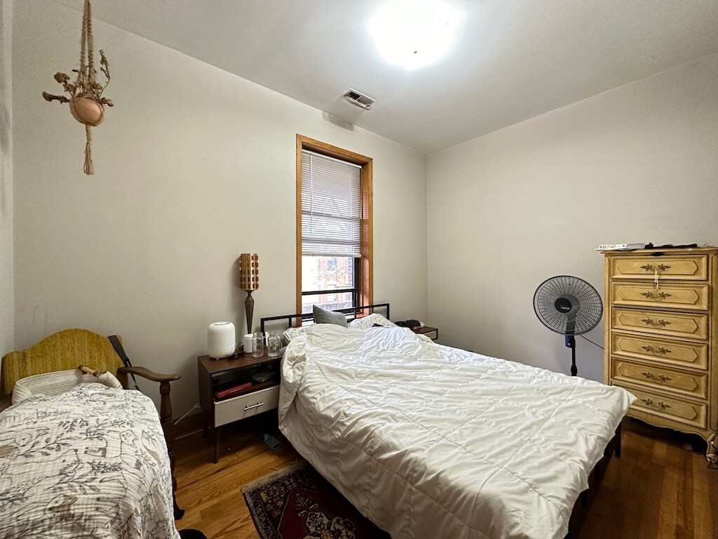 Building Photo - 937 N Hoyne Ave