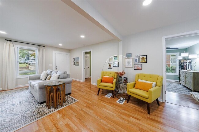 Building Photo - 554 Oak Dr
