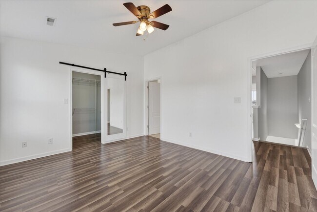 Building Photo - 3 Bedroom 3 1/2 Bath Pet Friendly Condo For Rent!