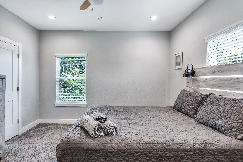 Building Photo - 144 W 5th St