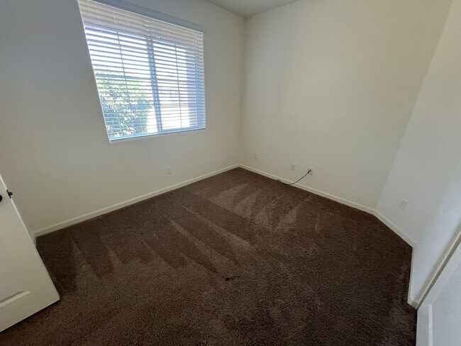Building Photo - beautiful three bedroom home with sparkling pool in Visalia