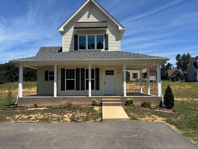 Building Photo - 219 Cherokee Dr