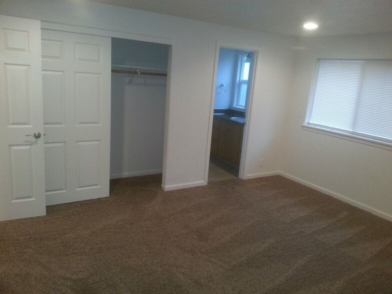 Building Photo - 1587 Distinctive Ct S