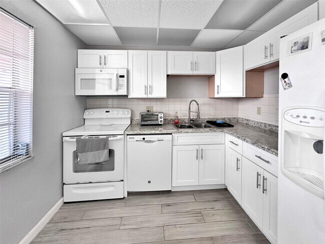 Building Photo - 1005 Country Club Dr