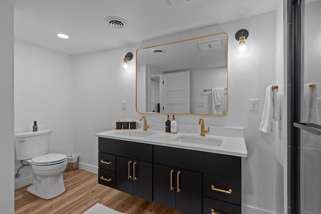 Building Photo - 1095 April Ln