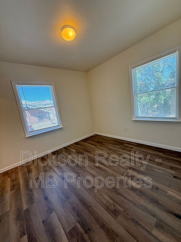Building Photo - 56 1/2 S. Wells Avenue