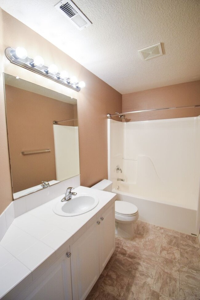 Building Photo - Move In Special!  $1000 Off!  Beautiful Spacious Home!