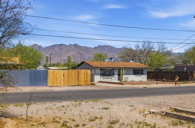 Building Photo - 3226 E Bermuda St