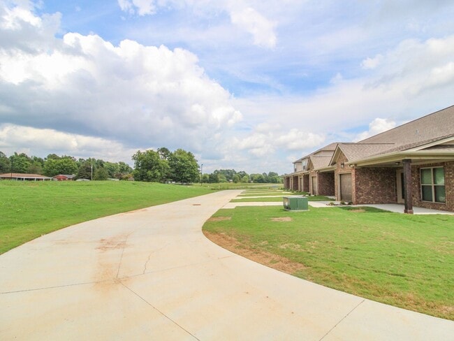 Building Photo - MOVE IN Ready! Lucas Ferry Townhomes Commu...