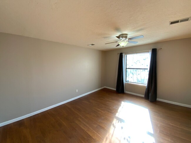 Building Photo - 3 Bedroom Townhome Available Near Tramway ...