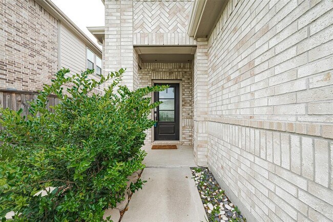 Building Photo - 18414 Hilltop Climb Dr