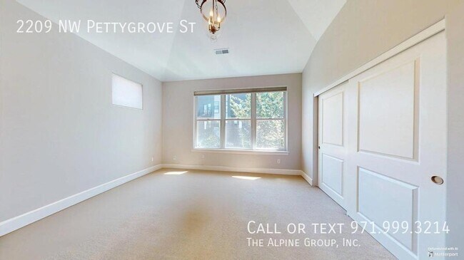 Building Photo - 2209 NW Pettygrove St