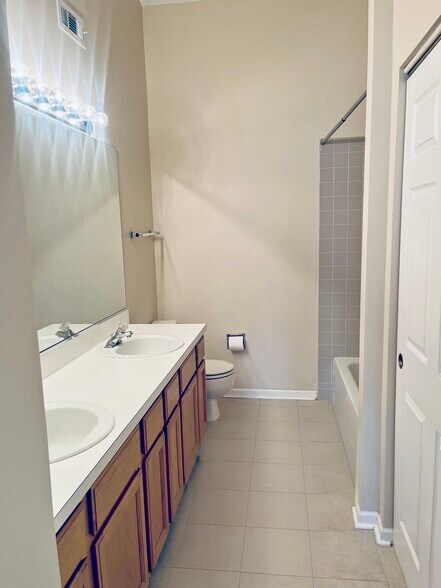 Building Photo - 1123 Bristol Ct